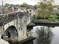 De historische brug over de Vienne.