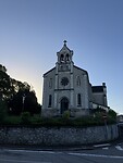 De kapel met de opkomende zon.