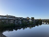 Zicht op de rivier en in de verte het Maison  Diocesane.