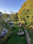 Mooie pelgrimsbankjes op de oever van de Vienne.