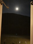 Volle maan boven de bergen achter de herberg!