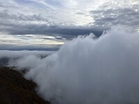 Volop mist boven op de berg.
