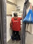 Mieke maakt de meterkast schoon in de wasserij!