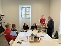 Marisol krijgt manden met bloembollen voor haar 25 jarig jubileum.