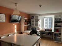 Een schone en opgeruimde huiskamer.