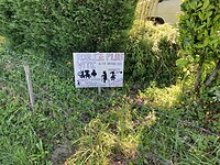Cynisch waarschuwingsbord langs de weg