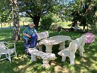 Eindelijk bankjes (op een soort camping)