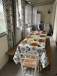 De eettafel is gedekt voor acht pelgrims en een hospitalera.