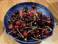 Kersen en aardbeien als dessert uit eigen tuin.