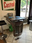 Oude auto onderdelen in restaurant Les Tamaris