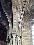 Pilaar met namen in de Notre Dame.