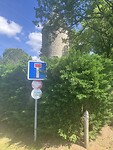 Diverse borden bij een kasteel