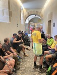 De stroom pelgrims komt op gang