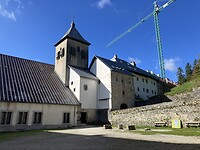 Mooie blauwe lucht boven Roncesvalles