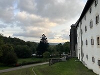 Avondzon aan de achterzijde van de herberg