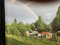 De regenboog net voor Rotterdam.