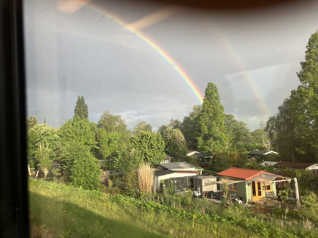 De regenboog net voor Rotterdam.