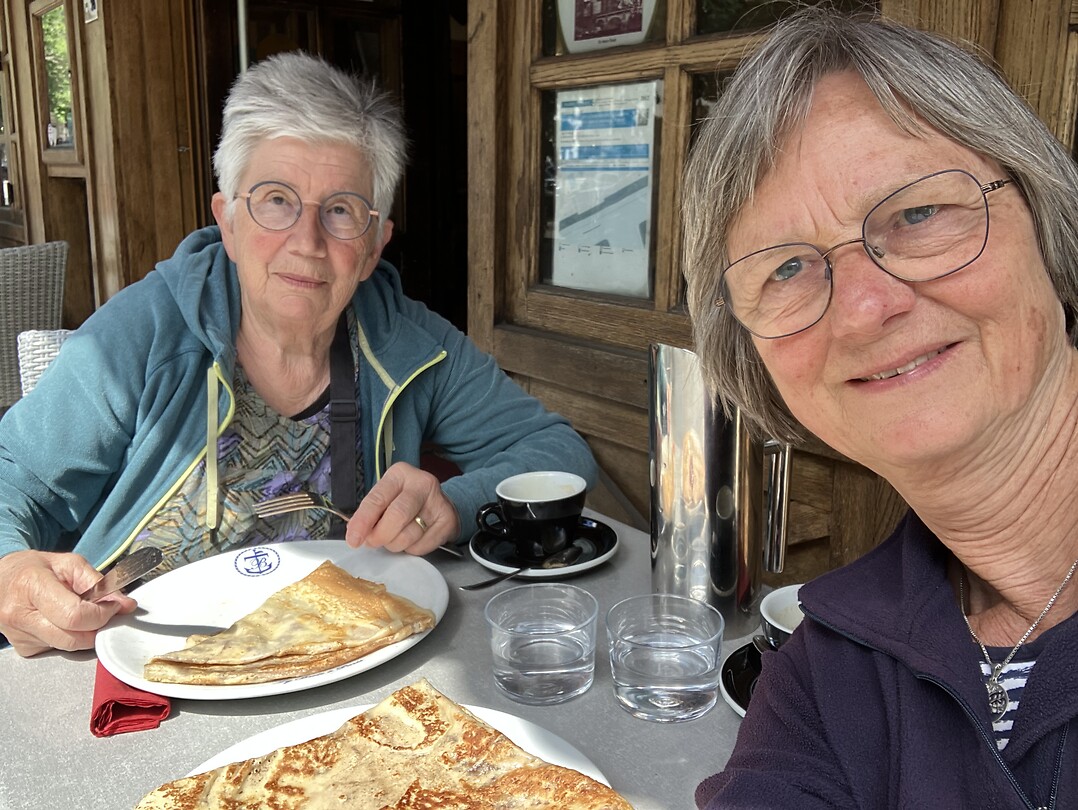 Even tijd voir een lekkere crepe in het zonnetje in Parijs