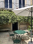 Het terras met de bloeiende en geurende jasmijn.