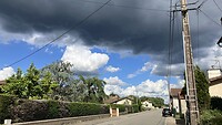 Donkere wolken boven Captieux.