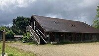 Onze gîte de pelerin boven in dit gebouw!