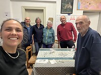 De pelgrimsgroep met jarige hospitalero.