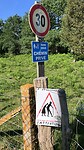 Een waarschuwingsbord onderweg.