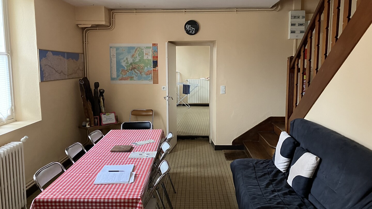De zit-eetkamer in de refuge.