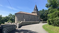 De Romaanse kerkje bij de oever van de Gave d’Oloron.