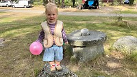 Veerle op de mooie stenen picknickplek