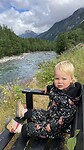 Veerle op het bankje bij de rivier