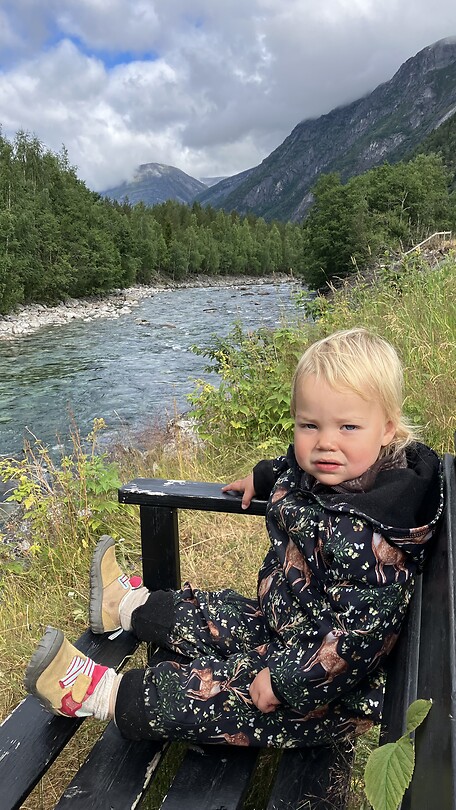 Veerle op het bankje bij de rivier
