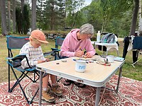 Stenen versieren op de camping in Gjøra