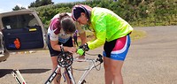 Suus en Lieke aan het prutsen met mijn fiets