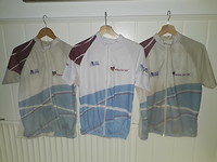 Onze shirts na 1100 km fietsen.... ja ze zijn gewassen onderweg. In het midden een nieuw shirt