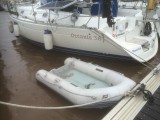Rubberboot volgeregend. Haven modderpoel