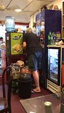 Ton betaalt in eettentje Tangalle