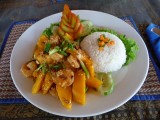Khmer gerecht: gamba's, mango en gemalen cashewnoten