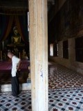 Een monnik verleent toegang tot een tempel