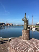 Het vrouwtje van Stavoren, van achteren.