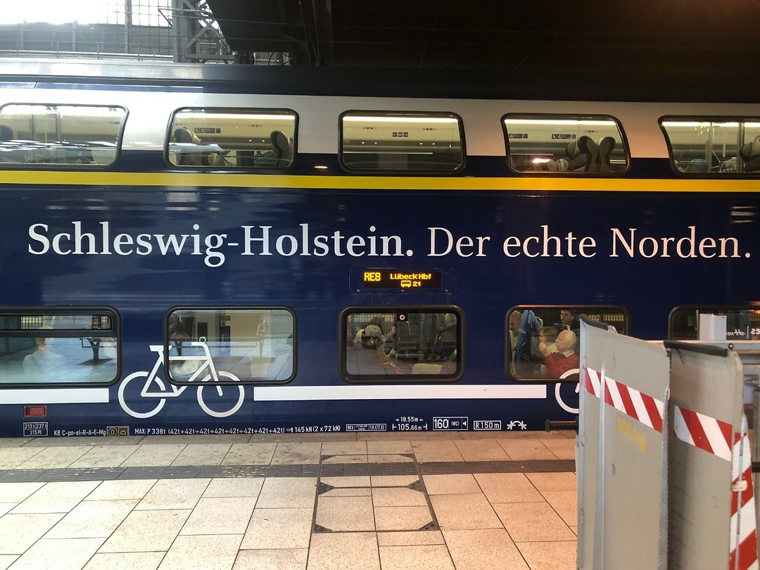 Lübeck > < Hamburg