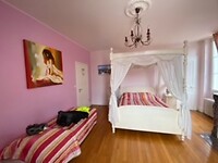De roze kamer met hemelbed.