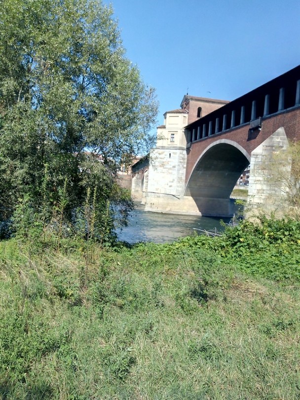De bakstenen brug voor Pavia