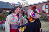 Vooral de vrouwen in deze regio houden vast aan de traditionele kledingsstijl.