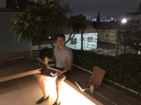 Eerste avond in ons nieuwe huis, pizza op het dakterras