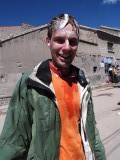 Erik is weer schoon! Het gevolg van een waterballongevecht.