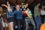op de bar dansen