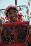 Kuna-indiaan verkoopt haar molas.