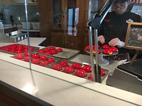 taartjes worden met de hand gemaakt
