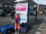 wachten op de bus in Berg aan de Maas
